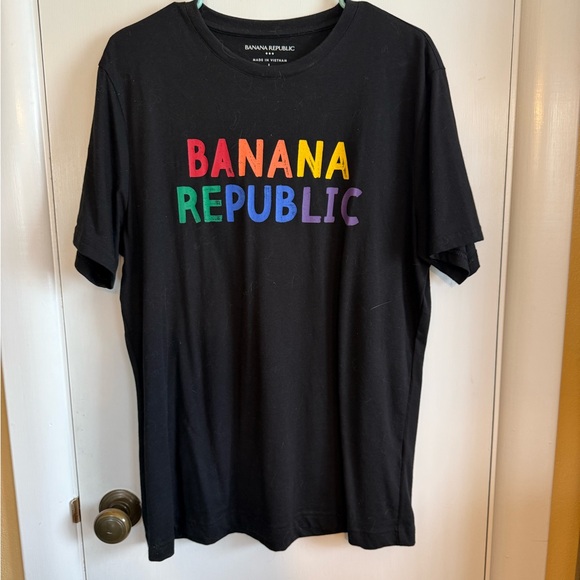 Banana Republic Classic Black Tee - Picture 1 of 3